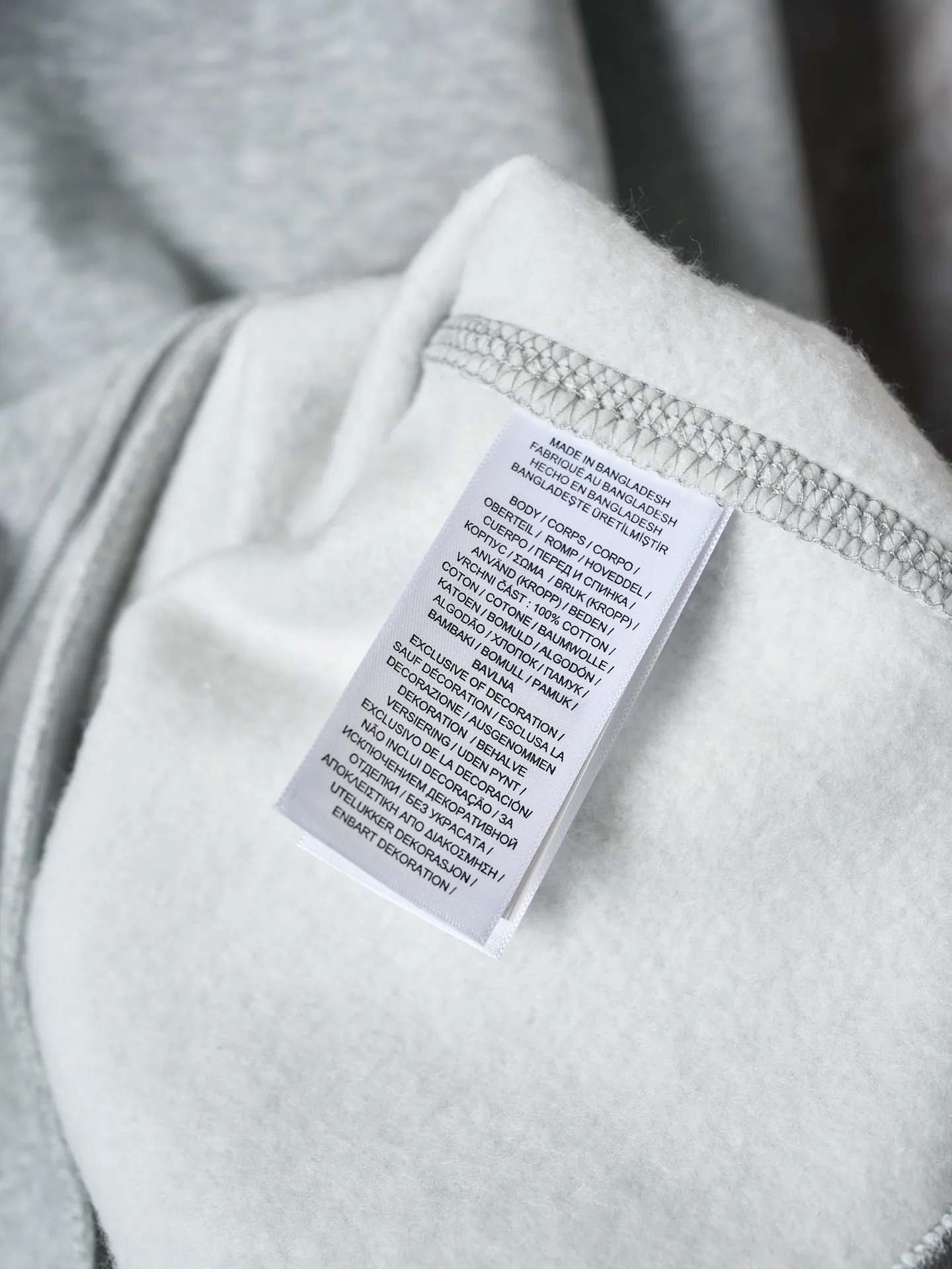 P290 Actual auction】Ralph Lauren/Ralph Lauren solid color pony logo embroidered round neck sweatshirt (grey) [Ready stock] S M L XL custom cloud-like honey cotton fleece sweatshirt material has a delicate feel and is comfortable and skin-friendly. It is based on matte gray and comes with a soft light filter. The exquisite indigo pony logo is embellished. It is highly recognizable. It has an atmosphere of freedom and vitality. A symphony of pure and smart colors. Use extreme simplicity to outline high-end silhouettes, become the smart focus of vision, and show taste in silence. Use imported machine embroidery technology. Use advanced computer control systems and precision mechanical components to achieve the iconic pony embroidery operation. High precision. The lines are smooth and delicate. Adopt Hasuo technology and use specific machines to sew. Hasuo has high fastness and adds visual effects. It is time-consuming and labor-intensive. The fabrics have been washed and have a better texture. They are not easy to deform and are not easy to shrink. Not easy to fade, maintain long-term beauty, and fit well.
